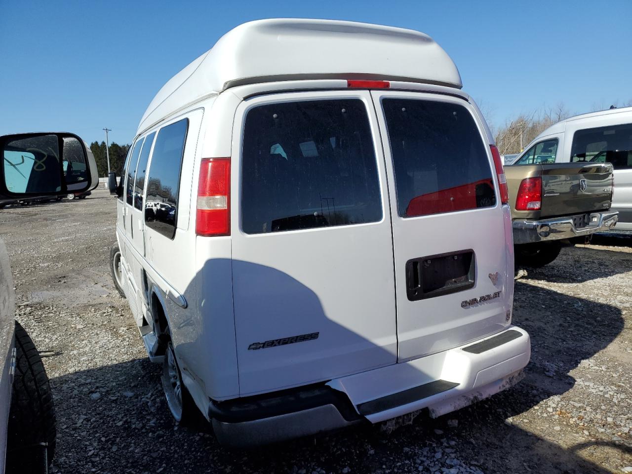 2005 Chevrolet Express - Image 2