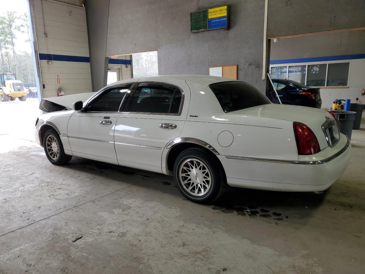 2002 Lincoln Town Car - Image 2