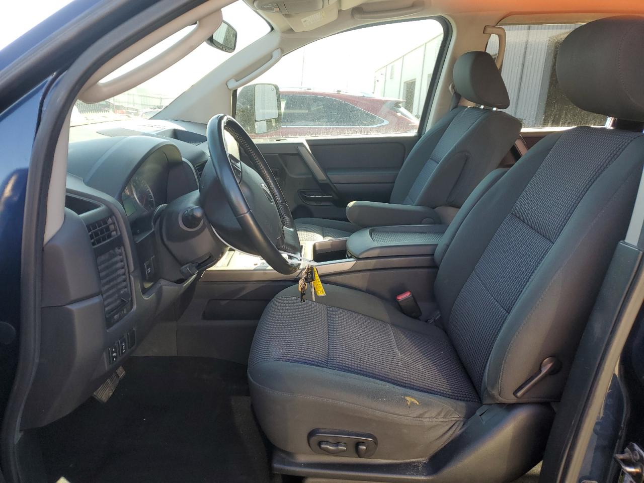 2010 Nissan Titan - Image 7