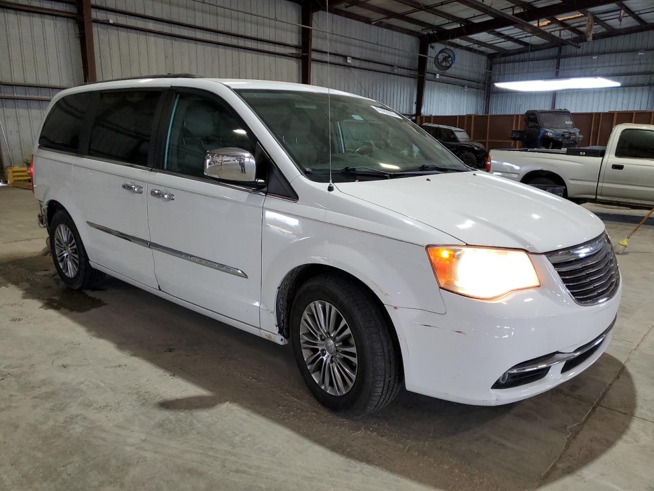2014 Chrysler Town & Country - Image 4