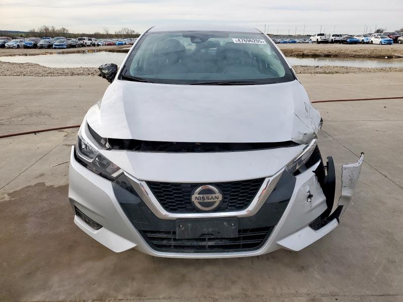  NISSAN VERSA 2022 Сріблястий