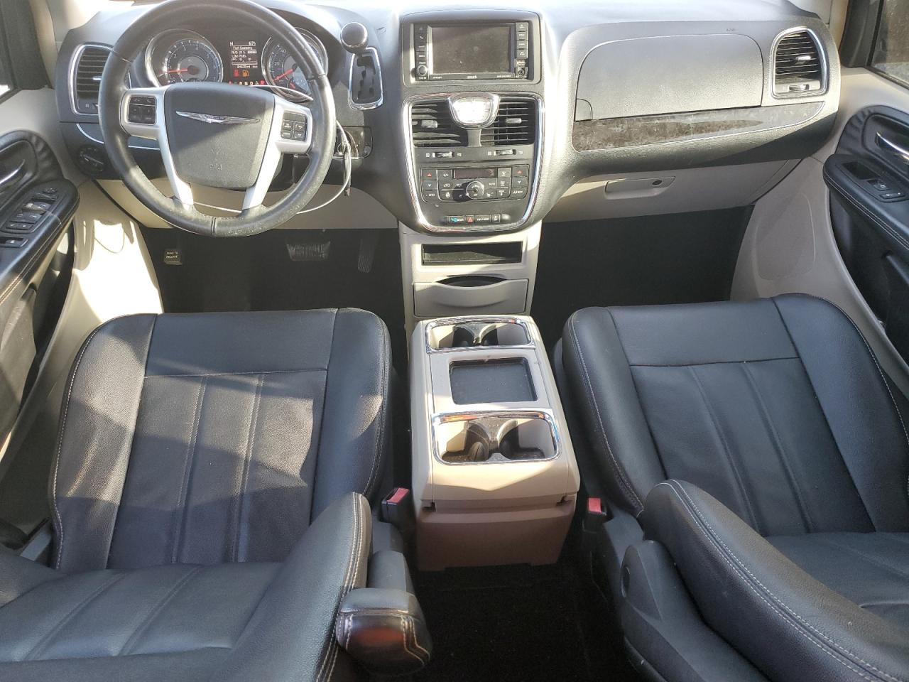 2016 Chrysler Town & Country - Image 8