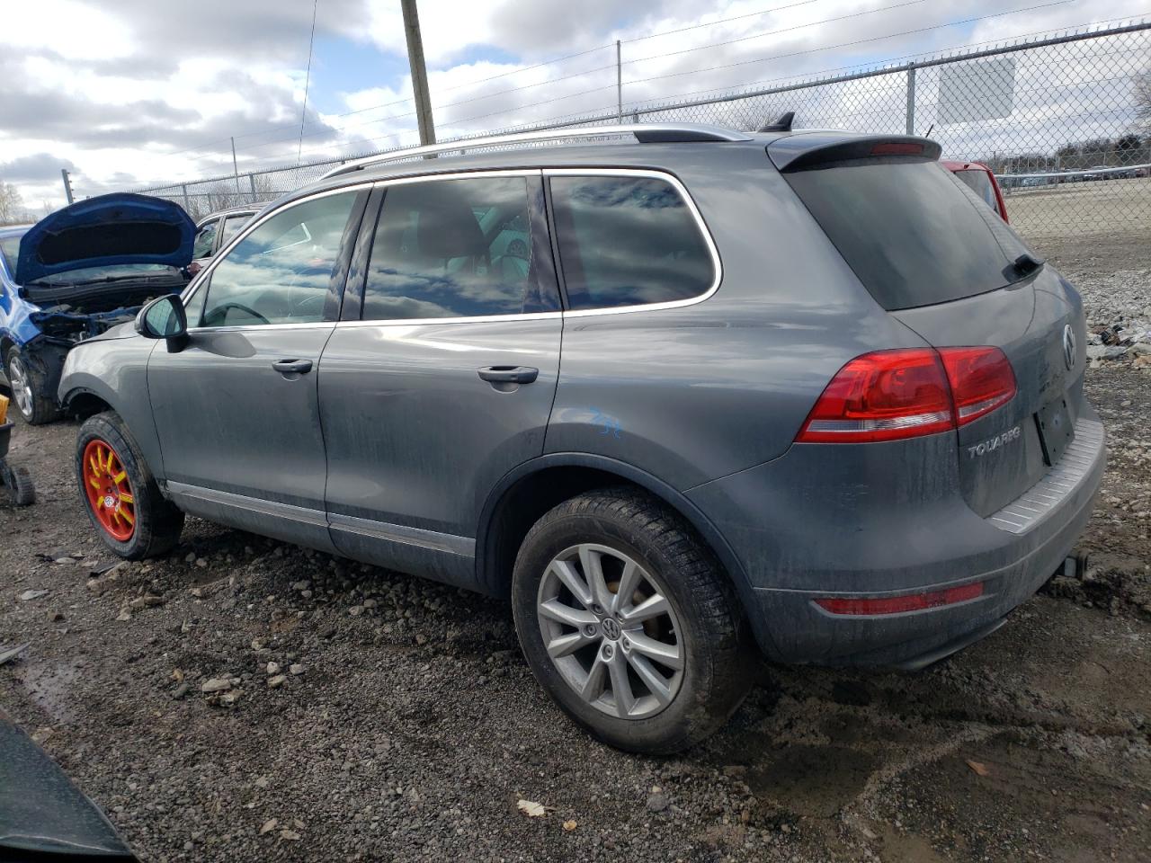 2014 Volkswagen Touareg - Image 2