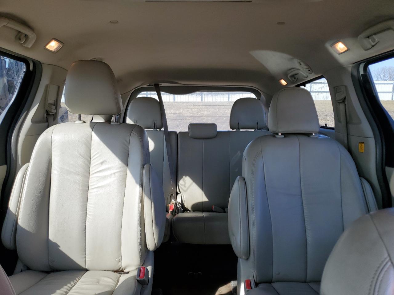 2012 Toyota Sienna - Image 10