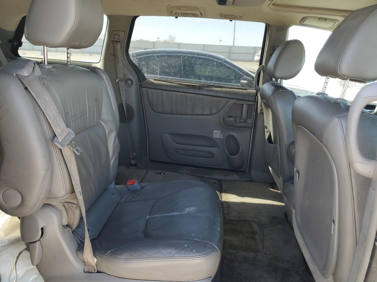2010 Toyota Sienna - Image 11