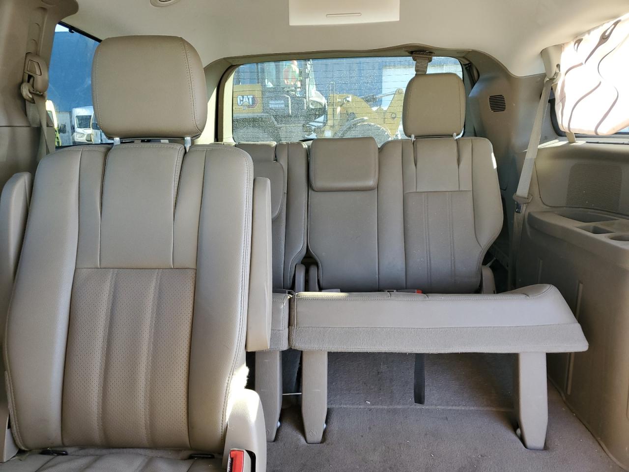 2015 Chrysler Town & Country - Image 10