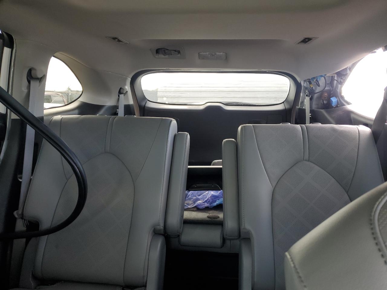 2022 Toyota Highlander - Image 10