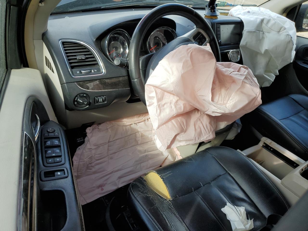 2016 Chrysler Town & Country - Image 8