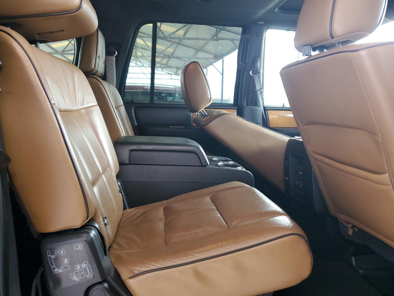 2013 Lincoln Navigator - Image 11