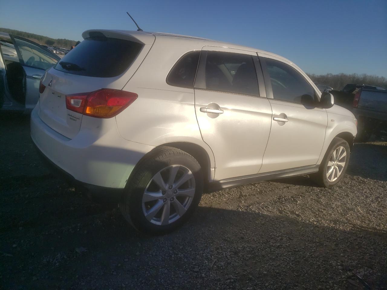 2014 Mitsubishi Outlander - Image 3