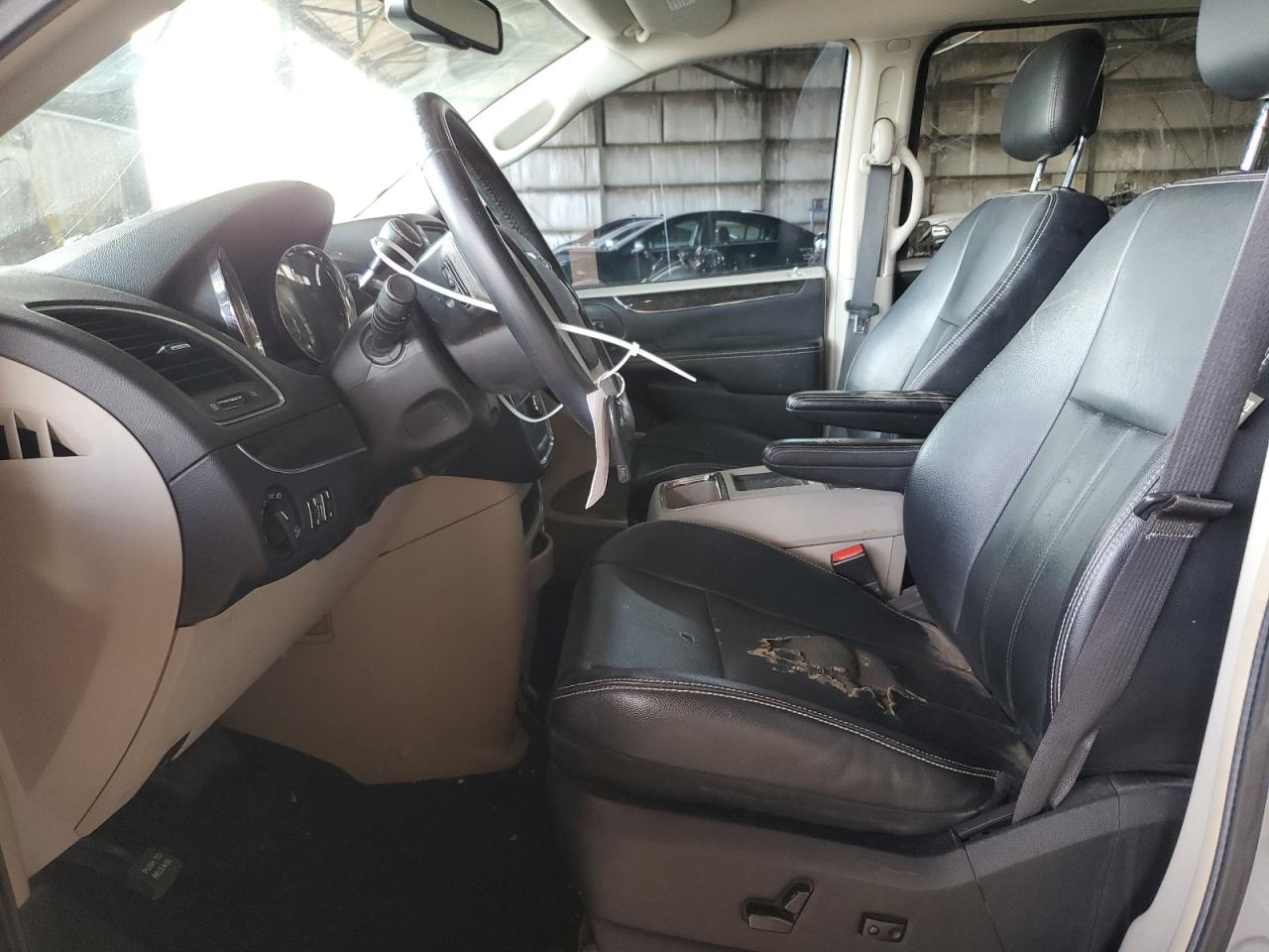 2014 Chrysler Town & Country - Image 7