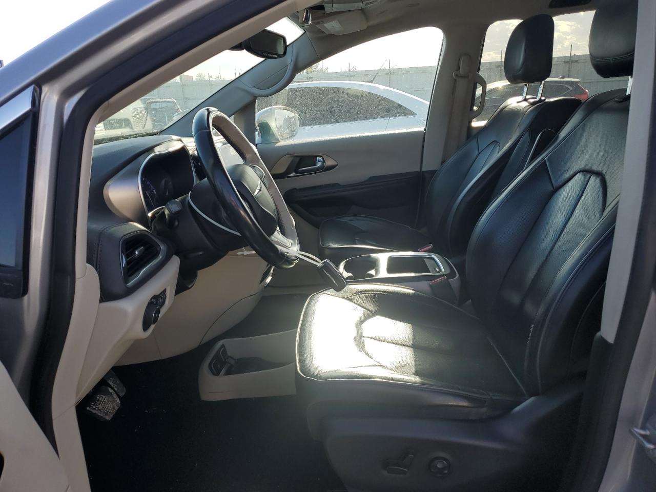 2018 Chrysler Pacifica - Image 7