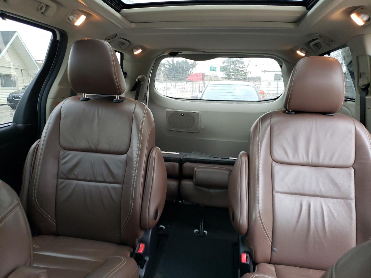 2015 Toyota Sienna - Image 10
