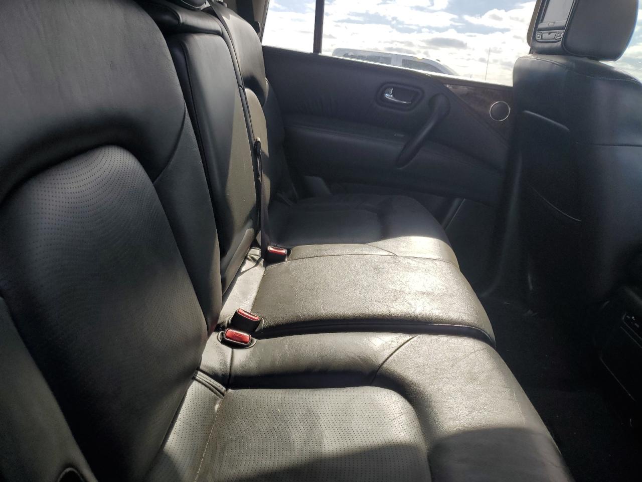 2015 Infiniti QX80 - Image 10