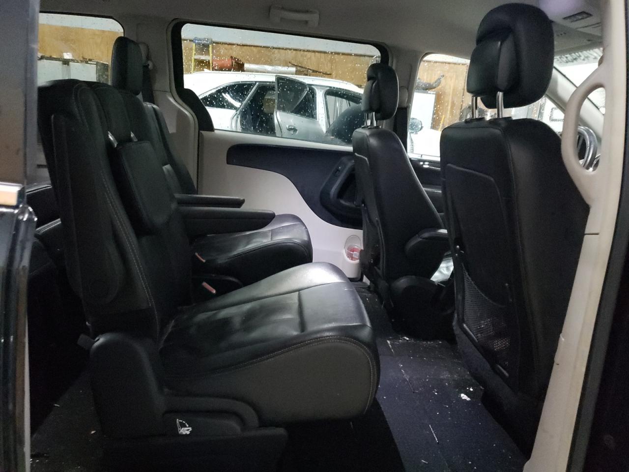 2016 Chrysler Town & Country - Image 11
