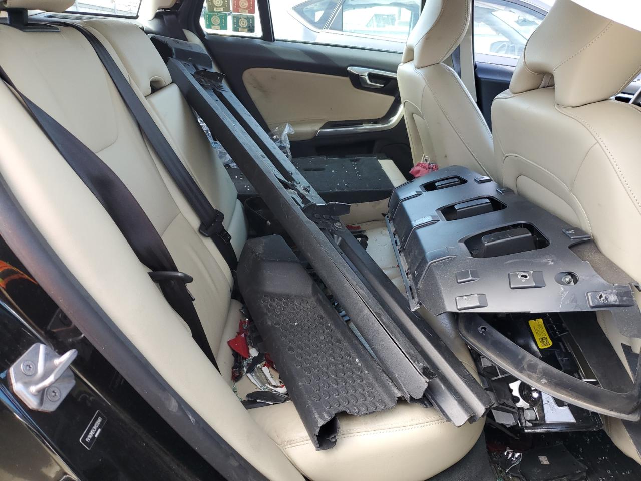 2017 Volvo V60 - Image 11