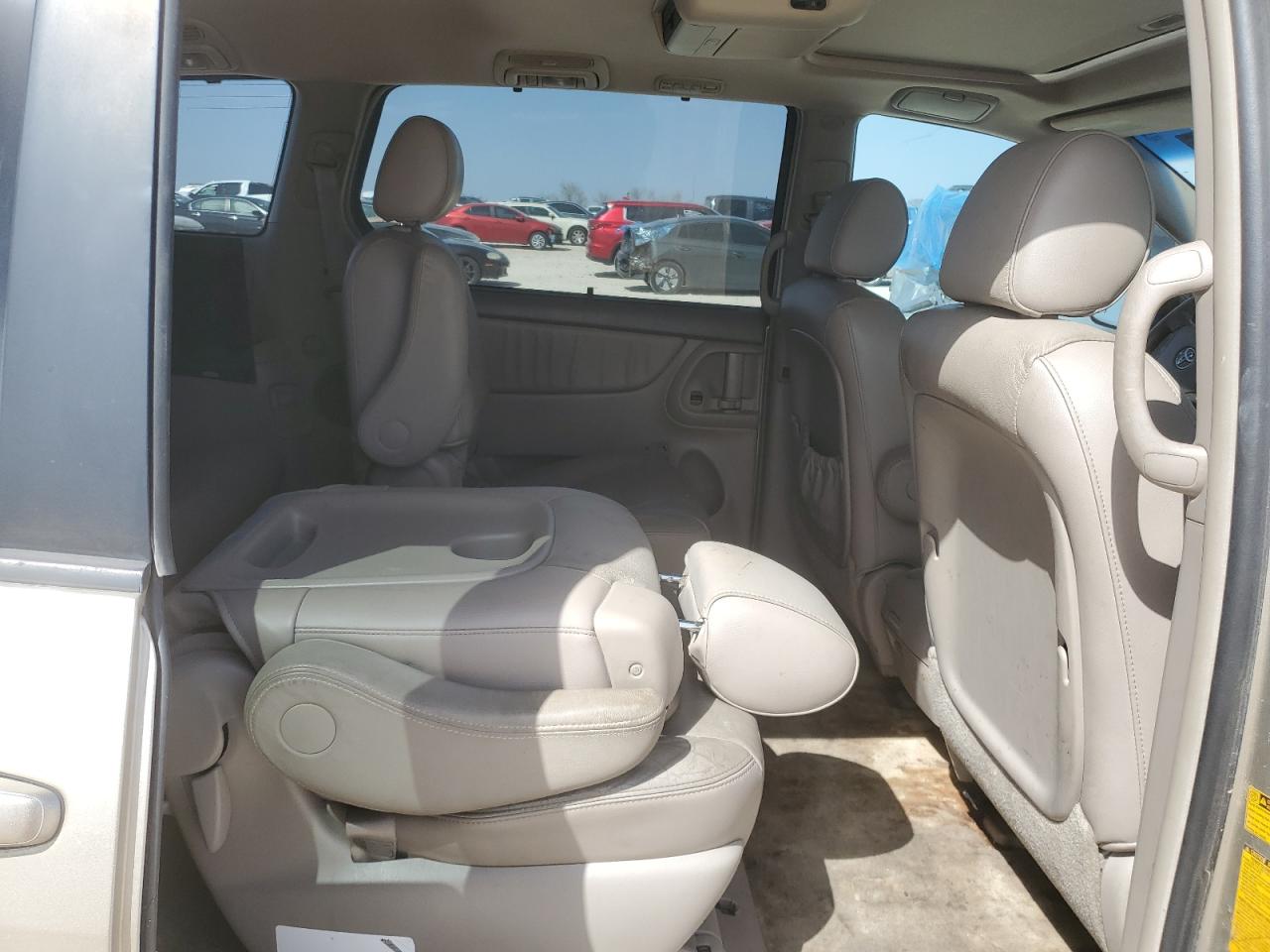 2008 Toyota Sienna - Image 11