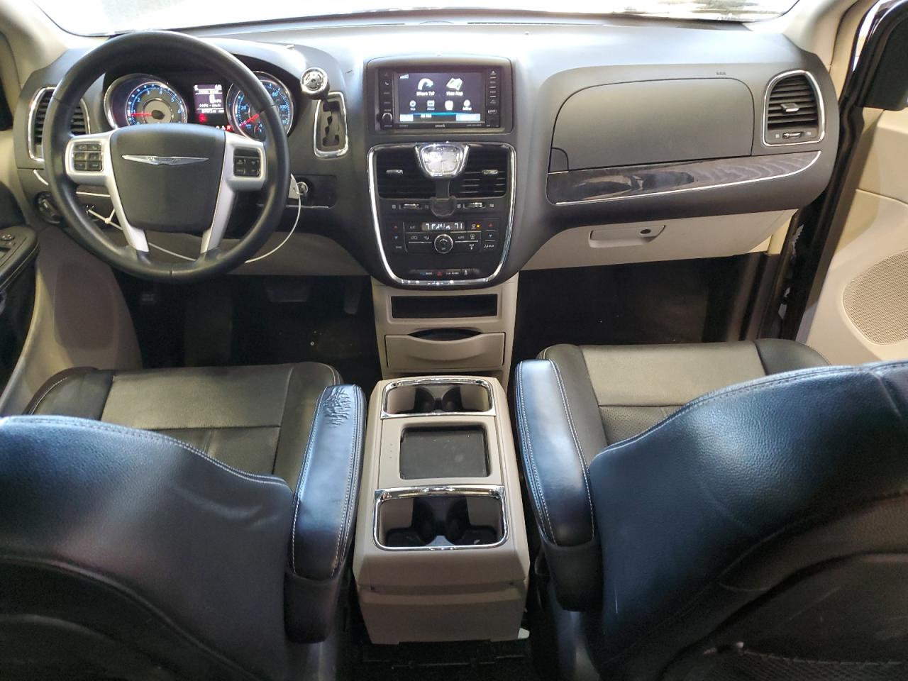 2015 Chrysler Town & Country - Image 8