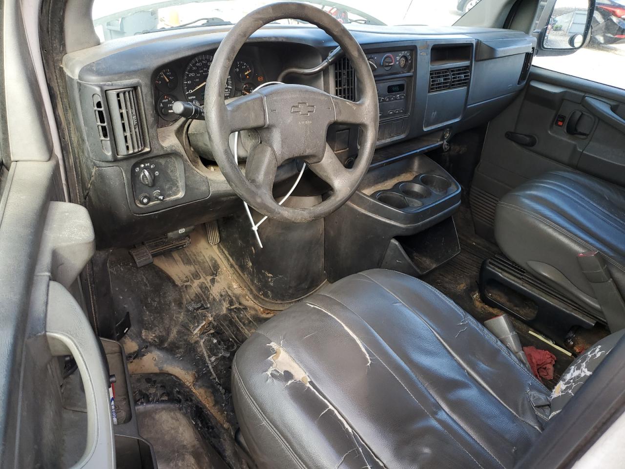 2005 Chevrolet Express - Image 8