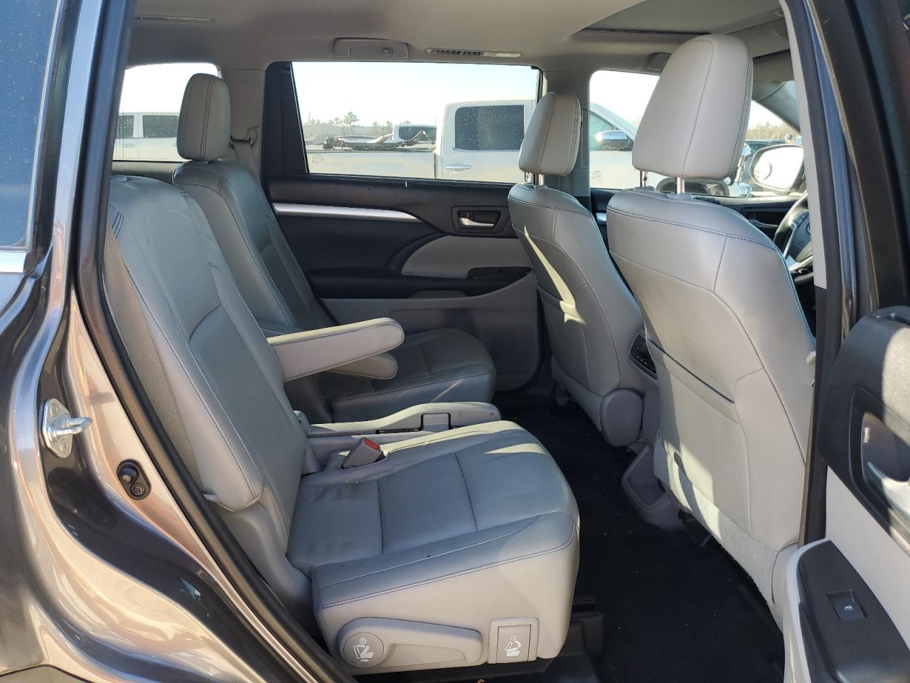 2015 Toyota Highlander - Image 11