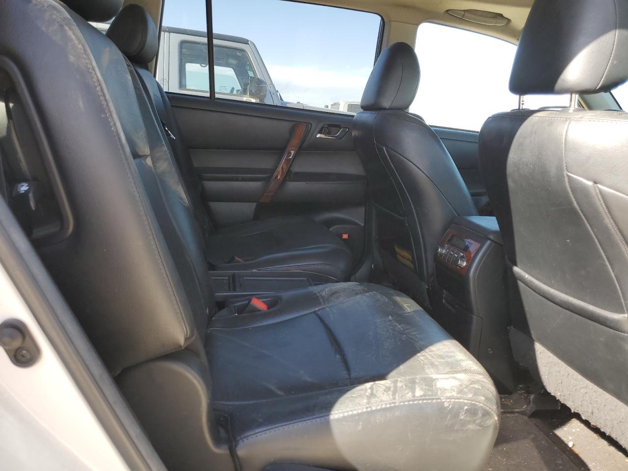 2012 Toyota Highlander - Image 11