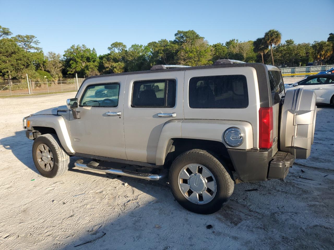 2009 Hummer H3 - Image 2