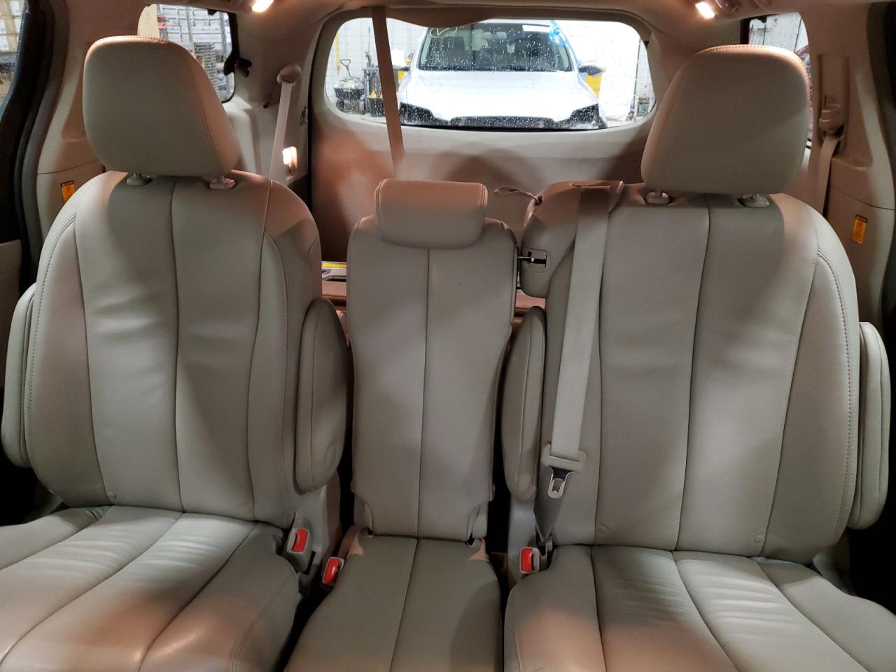 2013 Toyota Sienna - Image 10