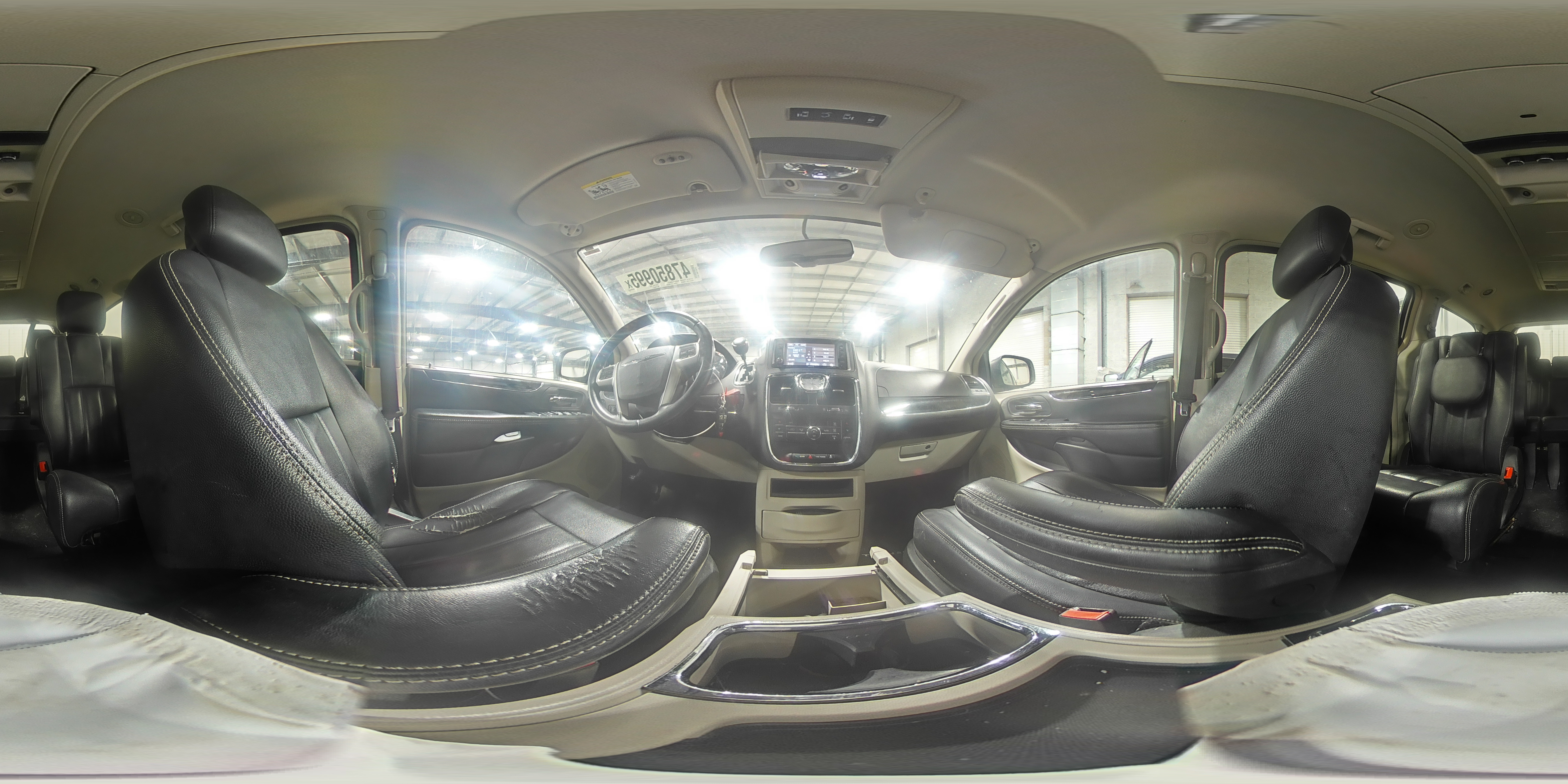 2014 Chrysler Town & Country - Image 16