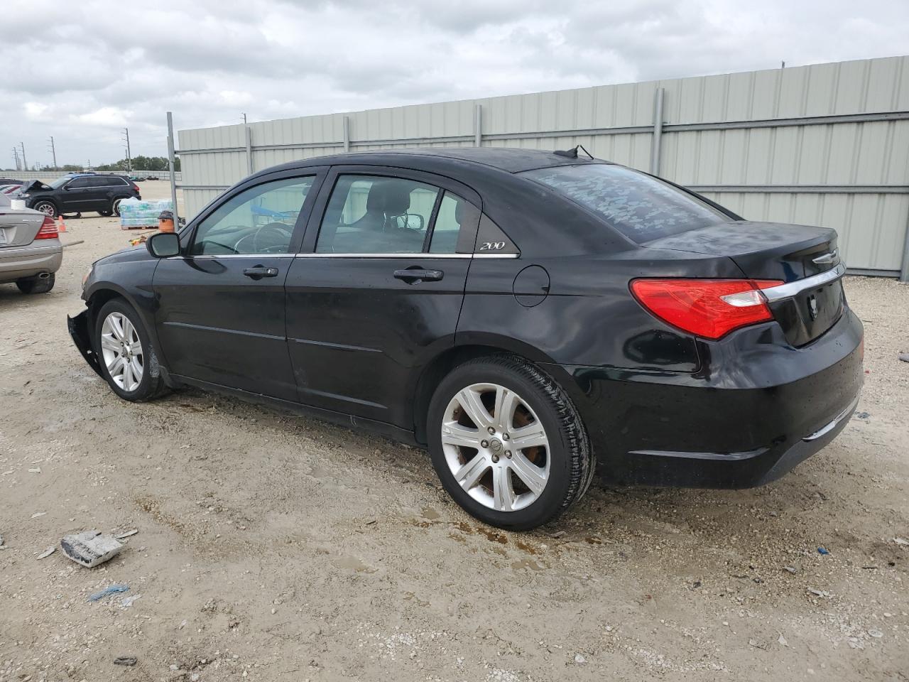 2013 Chrysler 200 - Image 2