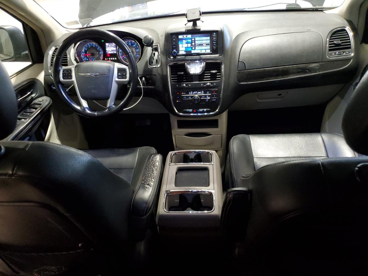 2016 Chrysler Town & Country - Image 8
