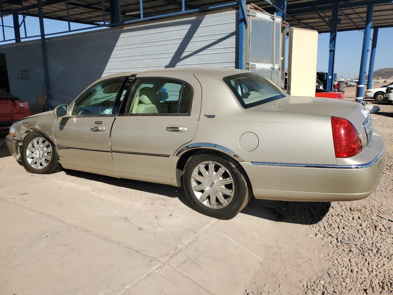 2009 Lincoln Town Car - Image 2