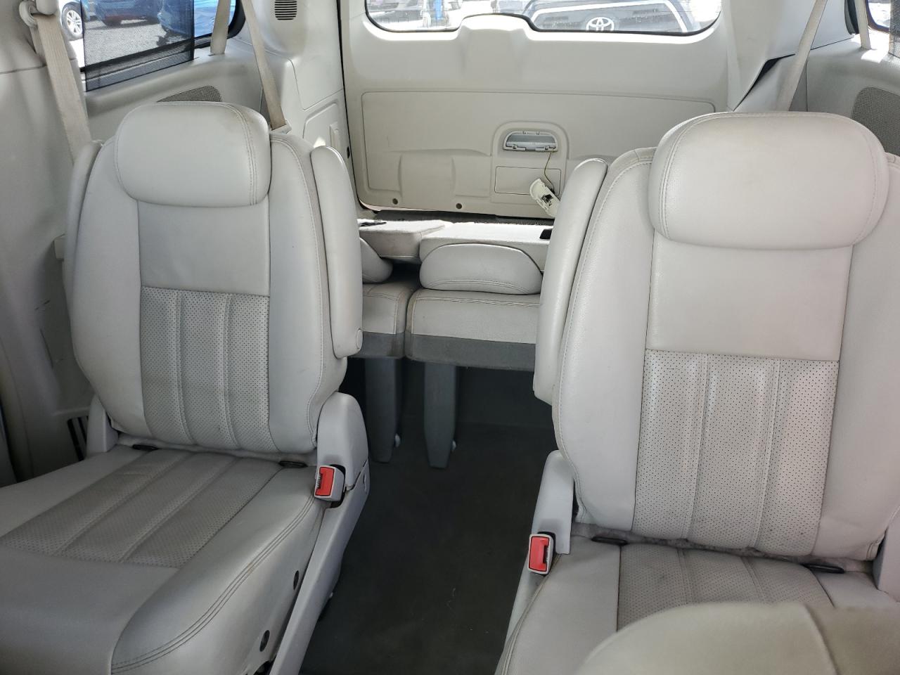 2009 Chrysler Town & Country - Image 10