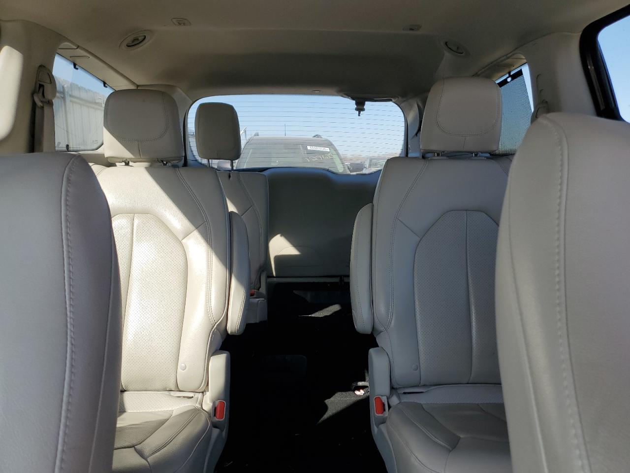 2018 Chrysler Pacifica - Image 10