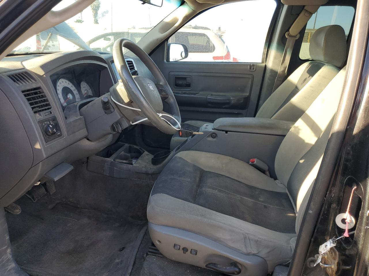 2006 Dodge Dakota - Image 7