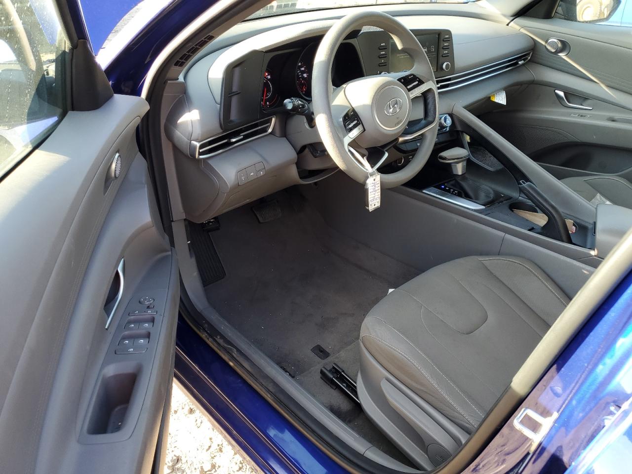2022 Hyundai Elantra - Image 8