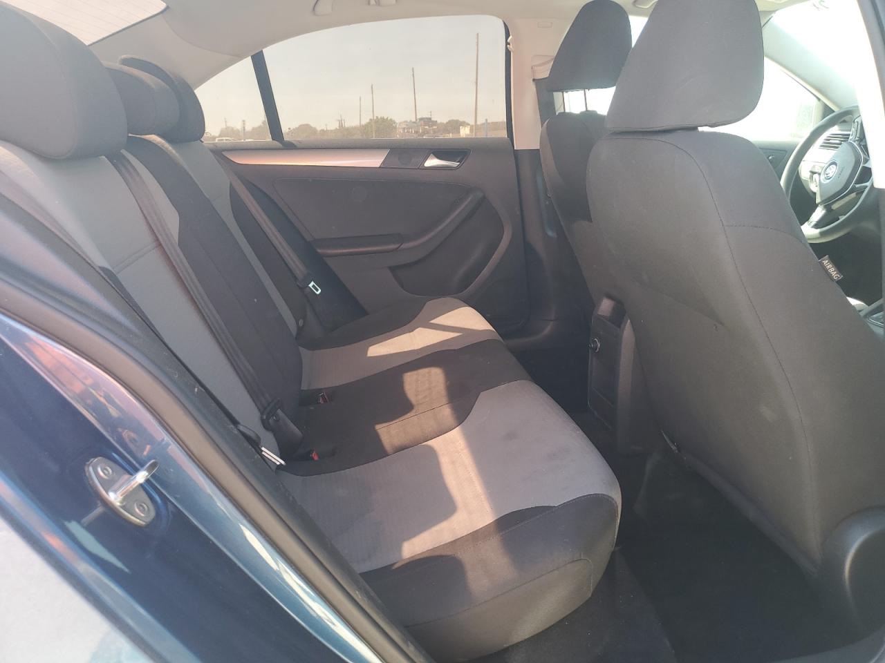 2017 Volkswagen Jetta - Image 10