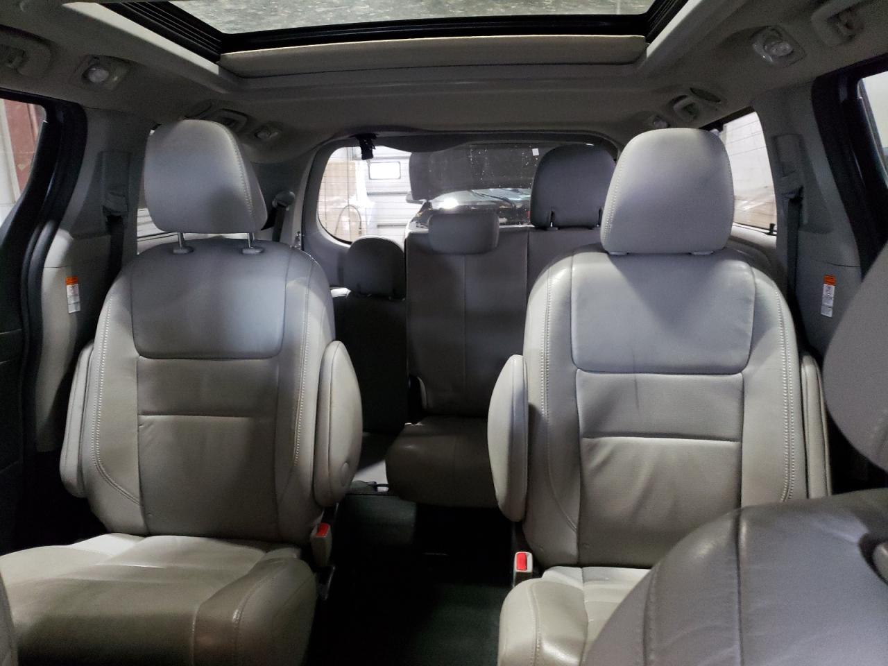 2015 Toyota Sienna - Image 10