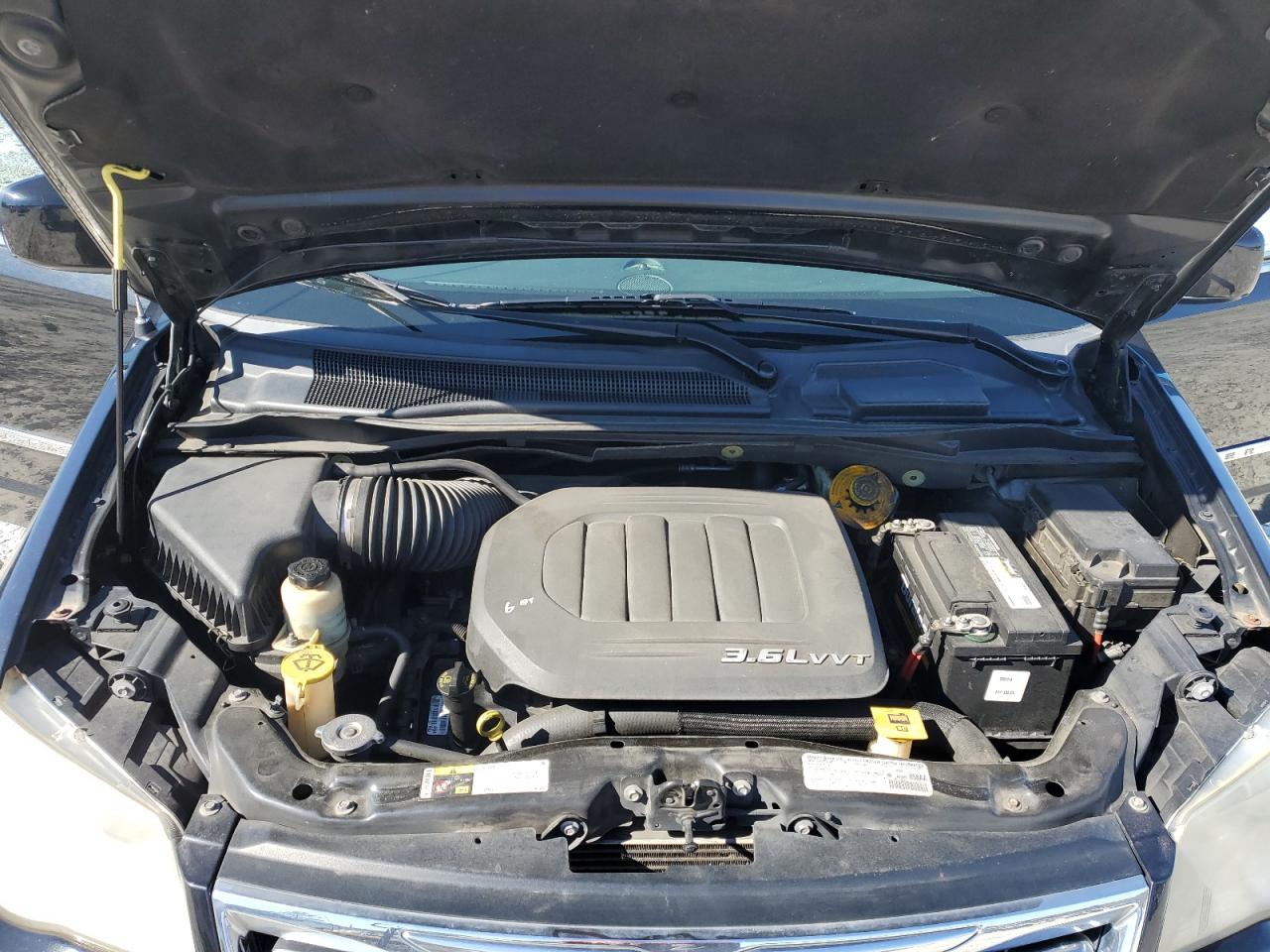 2014 Chrysler Town & Country - Image 12