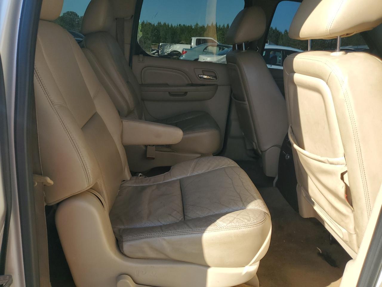 2011 Cadillac Escalade - Image 10