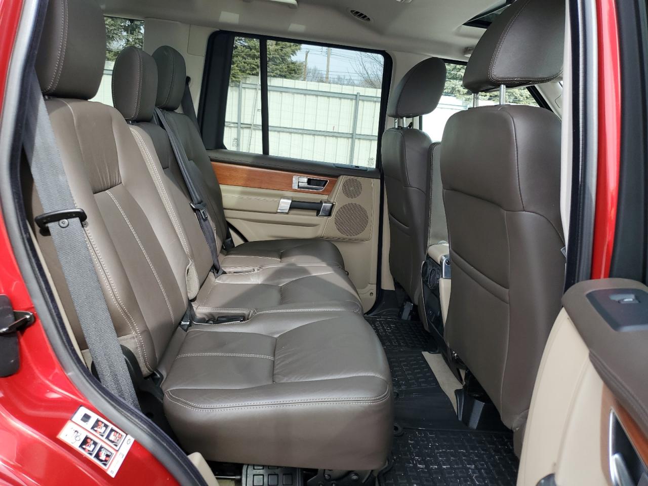 2014 Land Rover LR4 - Image 11