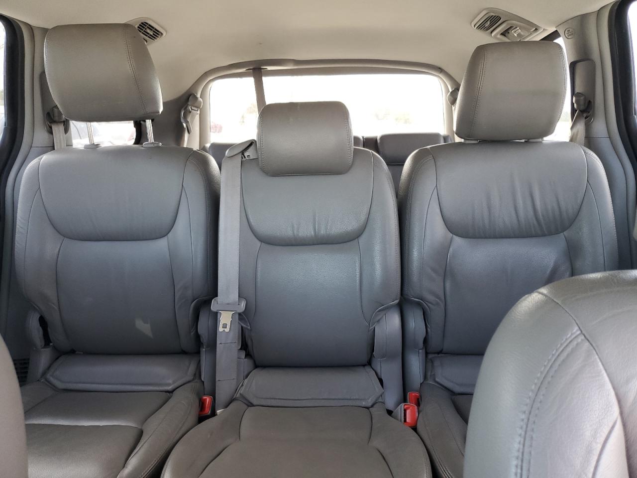 2010 Toyota Sienna - Image 10