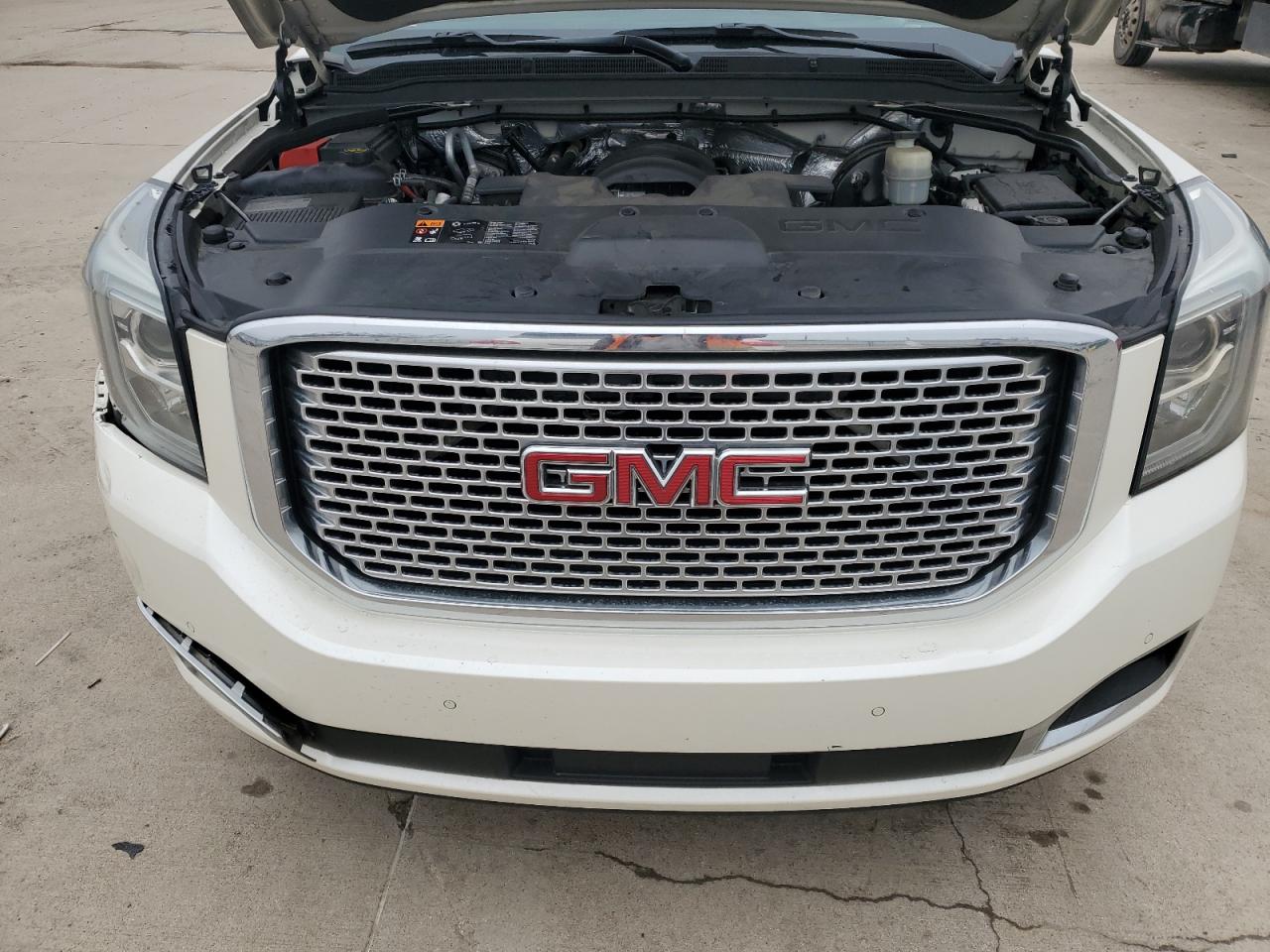 2015 GMC Yukon - Image 12