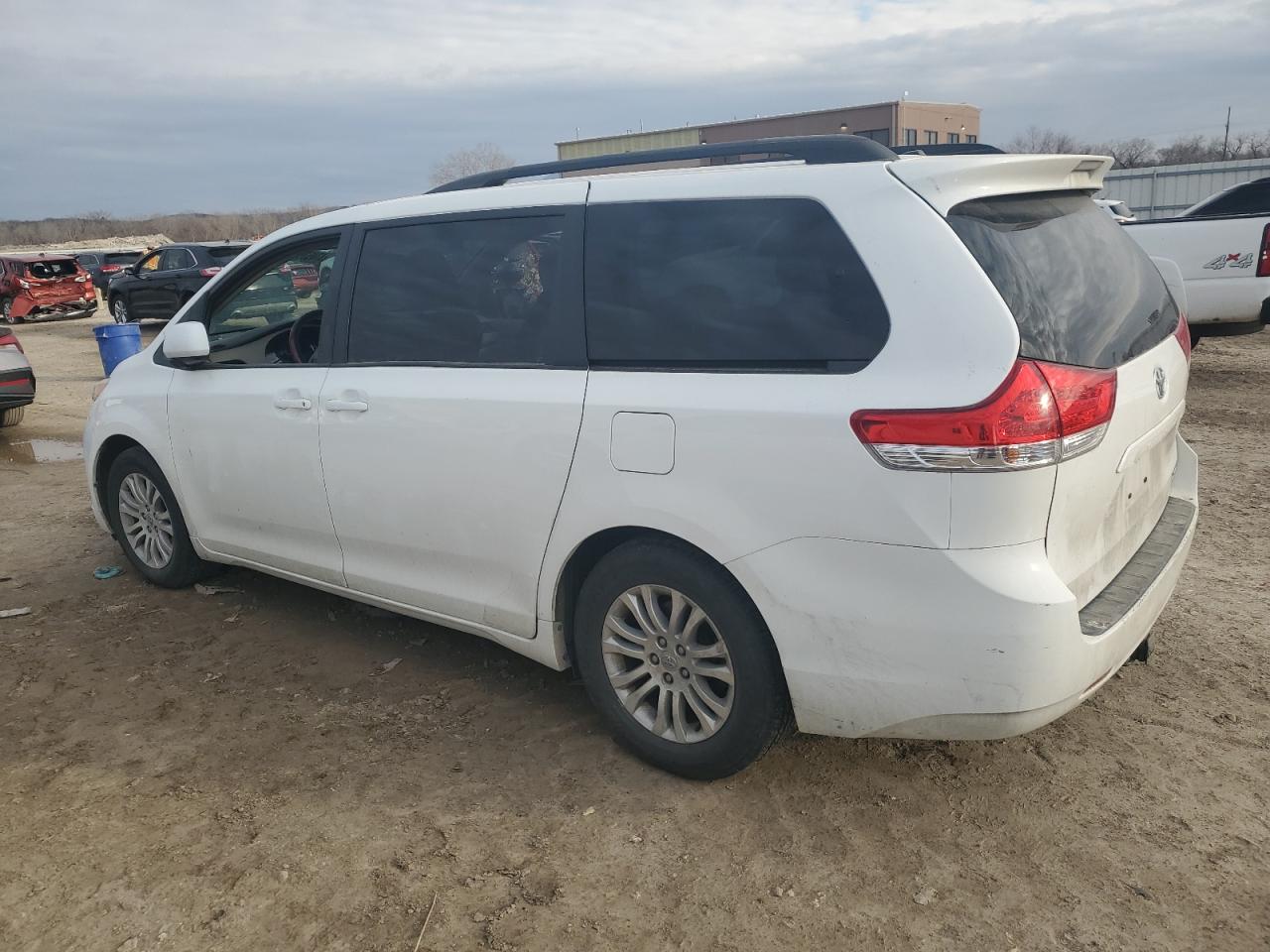 2012 Toyota Sienna - Image 2