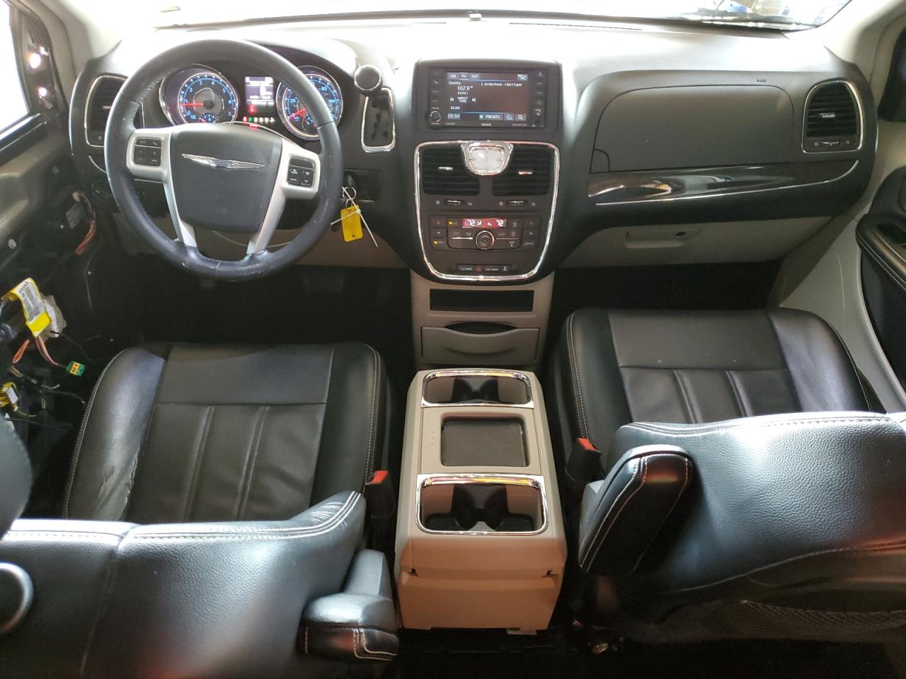 2015 Chrysler Town & Country - Image 8