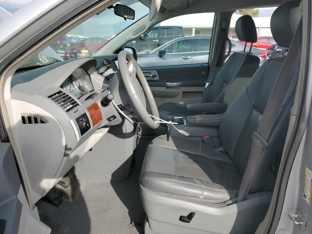 2008 Chrysler Town & Country - Image 7