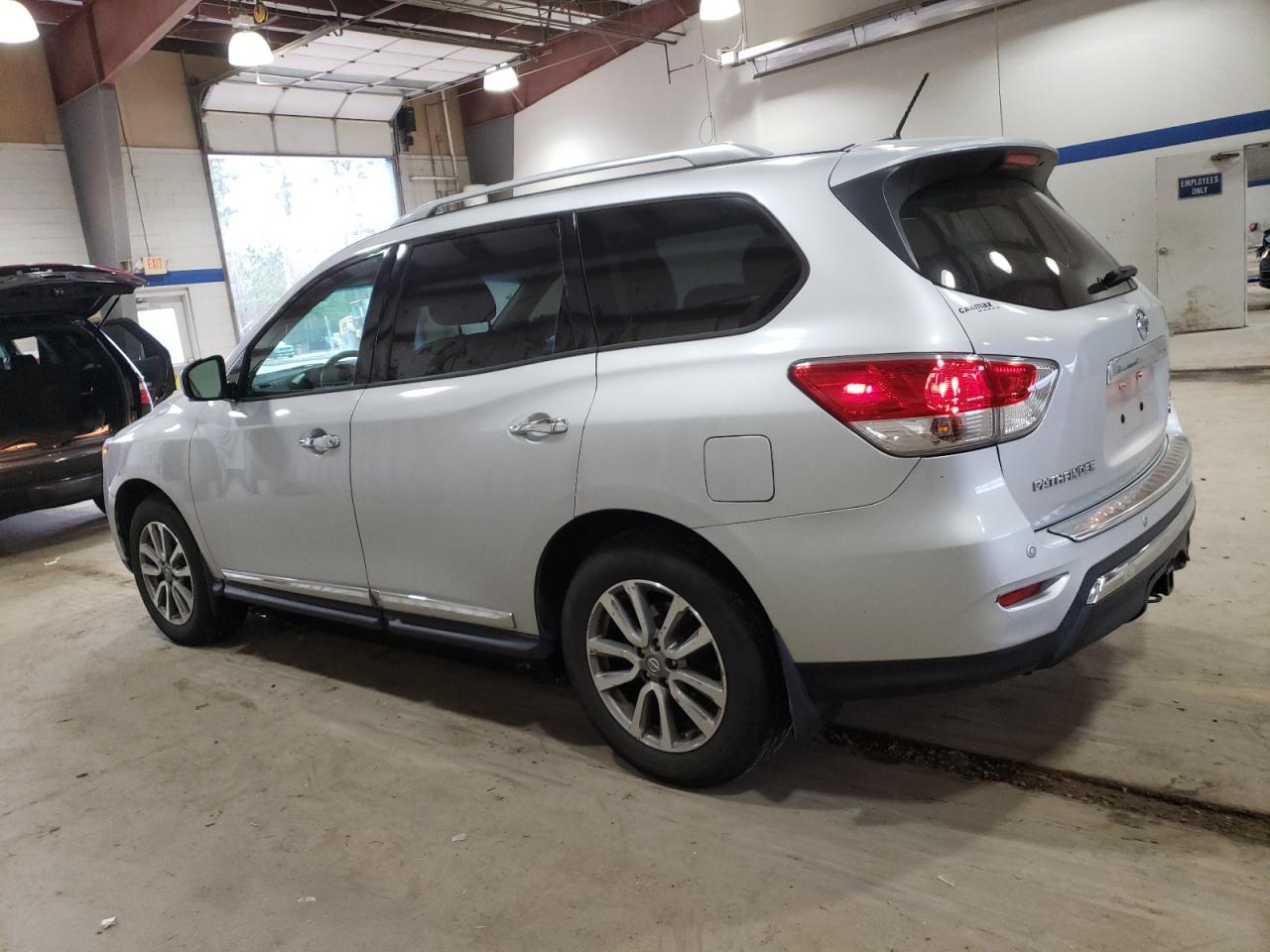 2015 Nissan Pathfinder - Image 2