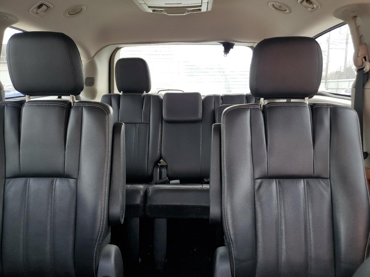 2012 Chrysler Town & Country - Image 10