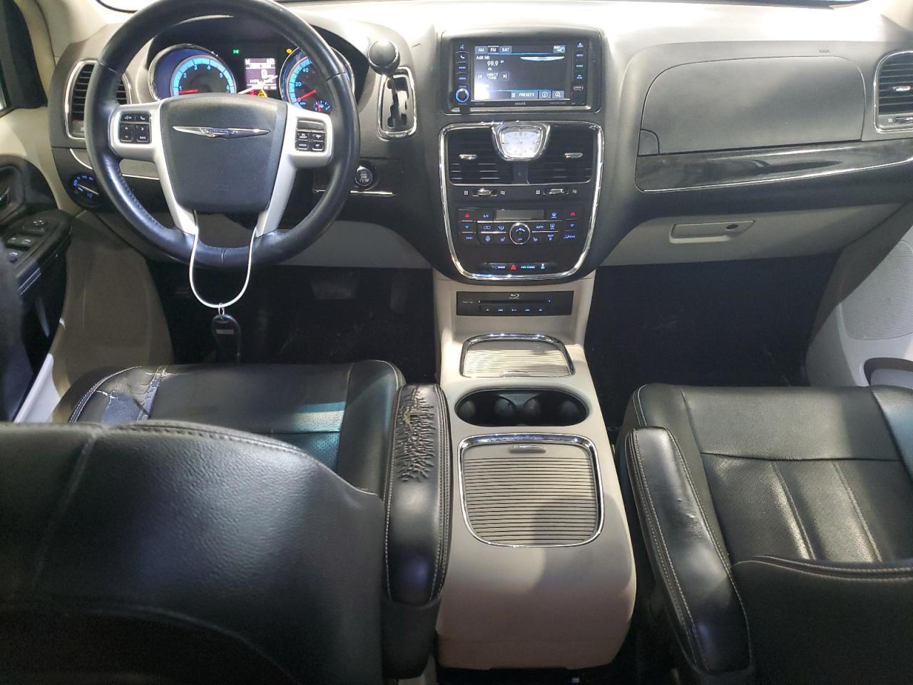 2016 Chrysler Town & Country - Image 8