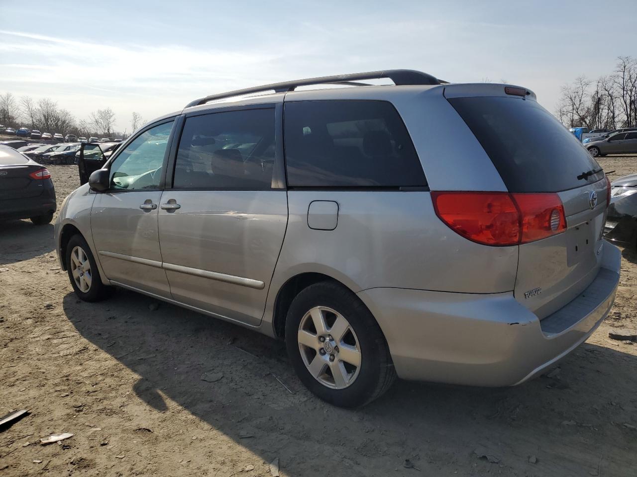 2008 Toyota Sienna - Image 2