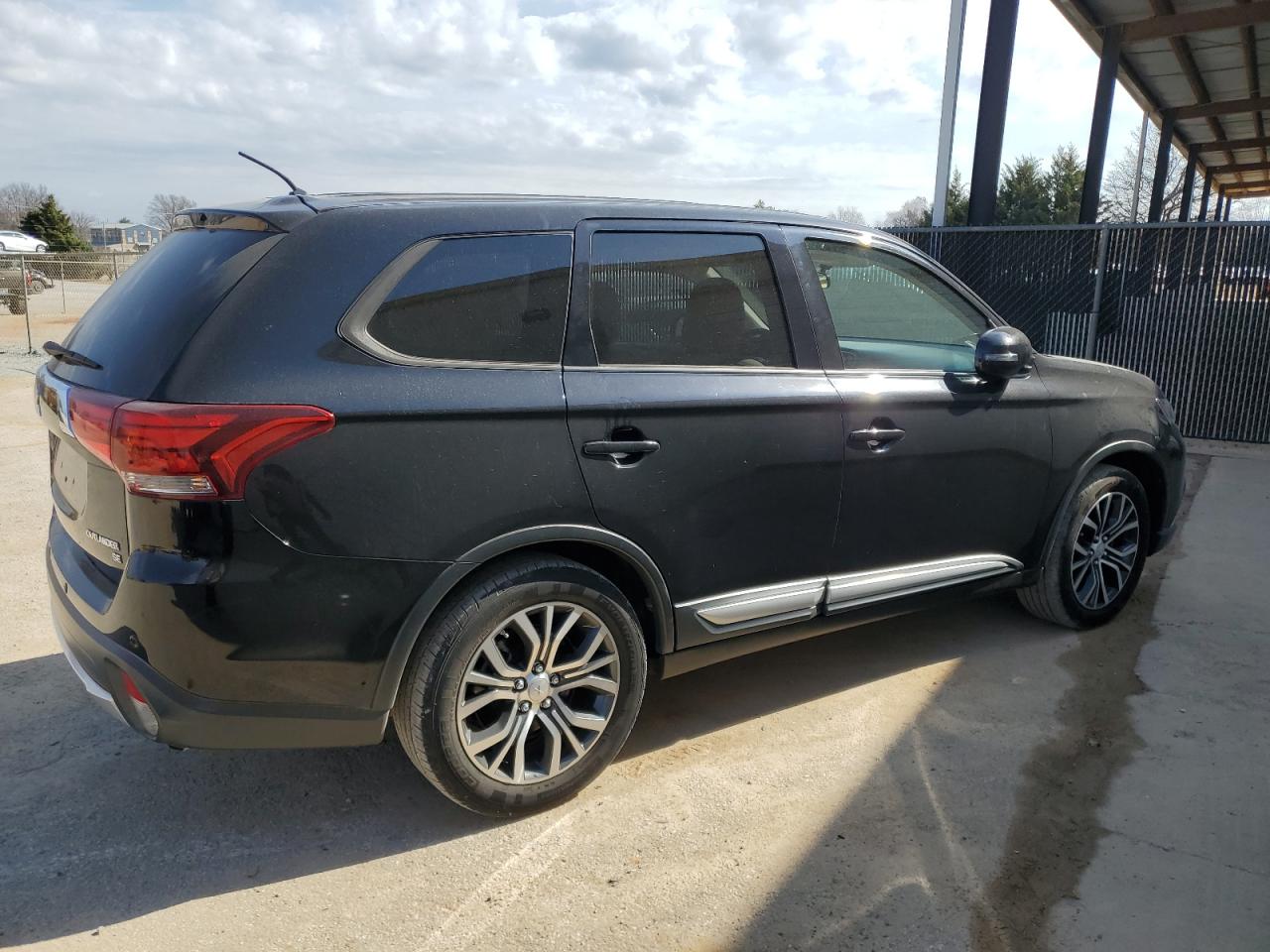 2016 Mitsubishi Outlander - Image 3
